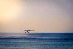 私人水上飞机采取海洋环礁湖