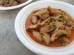 辣的剁碎猪肉沙拉拉布泰国街食物