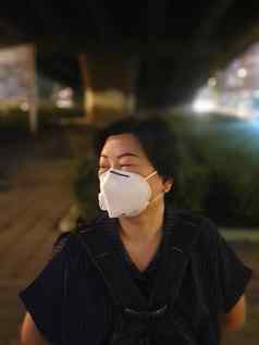 女人面具保护烟雾灰尘城市