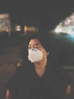女人面具保护烟雾灰尘城市
