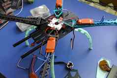 构建自制的无人机修复无线电电子学机器人