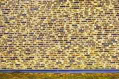 详细的视图色彩斑斓的饱经风霜的砖墙纹理