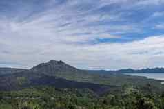 火山景观熔岩字段松树森林农场房子山坡上金塔马尼村西方边缘更大的火山口墙山巴图尔巴厘岛印尼