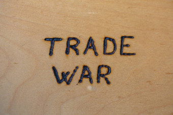 单词贸易战争手写的平只胶合板表面伍德伯恩