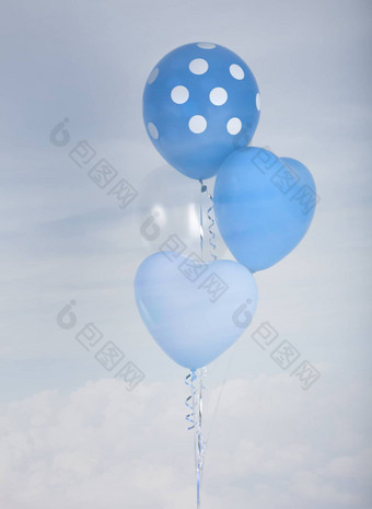 蓝色的气球心形状波尔卡点蓝色的天空后台支持