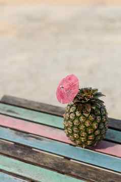 菠萝水果古董木表格海滩沙子背景