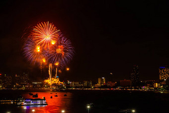 烟花色彩斑斓的晚上城市视图背景庆祝活动节日