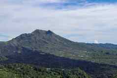 火山景观熔岩字段松树森林农场房子山坡上金塔马尼村西方边缘更大的火山口墙山巴图尔巴厘岛印尼