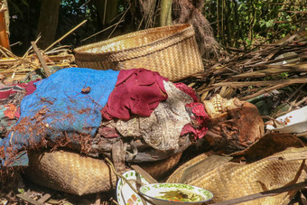 关闭身体死男人。穿着色彩斑斓的布说谎地面传统的埋葬巴厘岛印尼坟墓terunyan墓地巴厘岛的身体埋地面