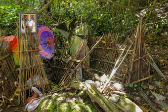 坟墓竹子巴厘岛岛村terunyan死埋简单的竹子屋顶竹子笼子里覆盖已故的墓地trunyan村湖巴图尔巴厘岛印尼
