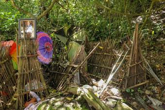 坟墓竹子巴厘岛岛村terunyan死埋简单的竹子屋顶竹子笼子里覆盖已故的墓地trunyan村湖巴图尔巴厘岛印尼