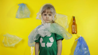 女孩志愿者塑料包脖子头减少塑料污染保存生态