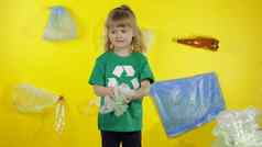 女孩积极分子志愿者绿色t恤回收标志塑料污染