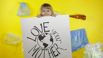 女孩积极分子持有海报爱妈妈。地球塑料自然污染