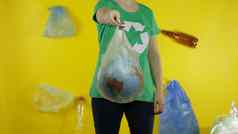 认不出来女人地球全球塑料包保存生态塑料自然污染