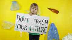 女孩积极分子持有海报垃圾未来减少自然污染保存环境