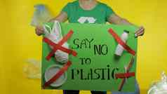 认不出来女人持有抗议海报塑料环境塑料污染