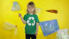 女孩积极分子志愿者绿色t恤回收标志塑料污染