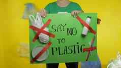 认不出来女人持有抗议海报塑料环境塑料污染