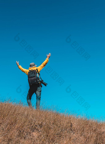 轮廓男人。持有手峰山