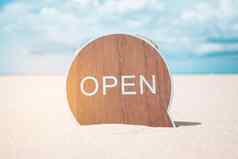 开放标志董事会站沙子夏天海滩背景比喻时间旅行放松旅游季节Copyspace
