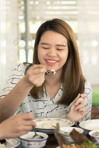 女人吃食物<strong>餐厅</strong>表格<strong>餐厅</strong>