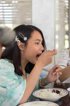 女人吃食物餐厅表格餐厅