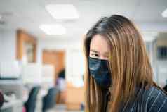 女人穿面具保护疫情流感科维德