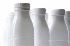 白色牛奶瓶
