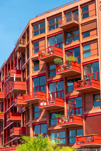 红色的多户型公寓房子