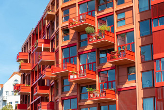 现代红色的多户型公寓房子