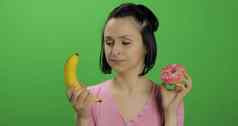 开始健康的吃垃圾食物选择甜甜圈香蕉吃
