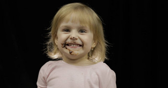 孩子吃<strong>融化了</strong>巧克力生奶油脏脸