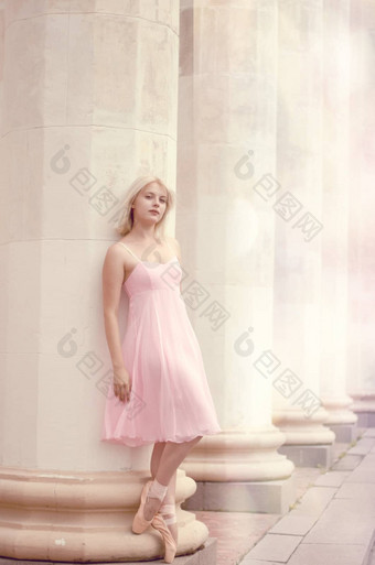精致的照片芭蕾舞女演员粉红色的衣服