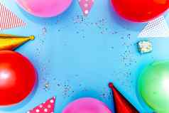 色彩斑斓的气球五彩纸屑蓝色的表格前视图节日聚会，派对背景