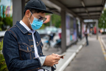 亚洲年轻的男人。聪明的电话城市穿脸