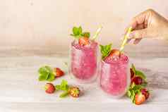 新鲜的草莓鸡尾酒新鲜的夏天鸡尾酒草莓