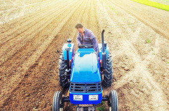 农民拖拉机培养农场场土壤铣摇摇欲坠混合预备工作种植放松表面培养土地种植agroindustry农业
