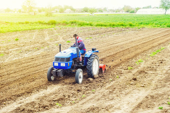农民拖拉机培养农场场土壤铣摇摇欲坠混合放松表面培养土地种植agroindustry农业预备工作种植