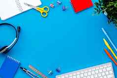 教育在线学校概念文具蓝色的办公室桌子上前视图框架复制空间
