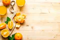新鲜的橙色汁柑橘类水果前视图