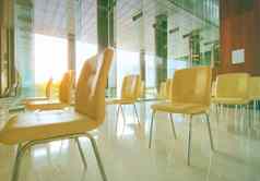 社会距离概念空黄色的椅子行差距