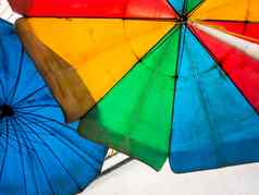 生动的多色的脏海滩伞