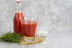 番茄汁玻璃杯新鲜的西红柿光灰色的背景维生素喝新装的嫩枝莳萝粗盐
