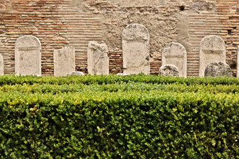 花园黄杨木篱笆罗马墓碑白色大理石