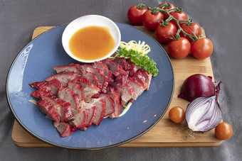 烤猪肉肚子服务中国人卷心菜西红柿酱汁