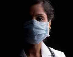 关闭专业医疗医生护士保护医疗面部面具黑暗房间概念科维德流感大流行希望概念