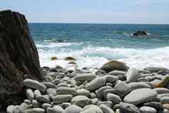 海滩大石头五渔村柔软的海长曝光陷阱的ferale拉斯佩齐亚