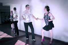 夫妇跳舞老师跳舞拉丁节奏