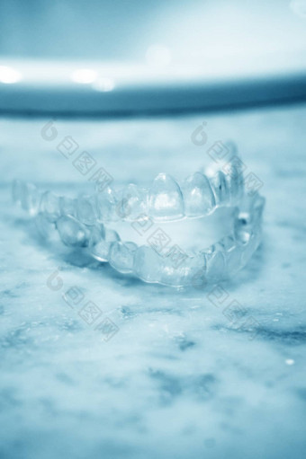 透明的塑料夹板牙科对齐